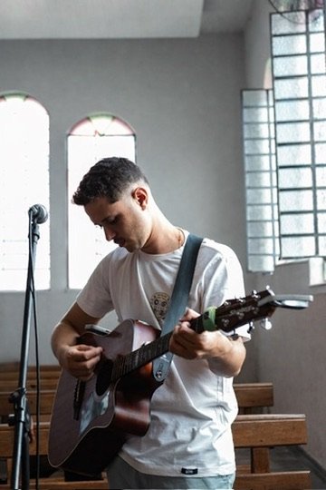 Henrique Alencar tocando violão