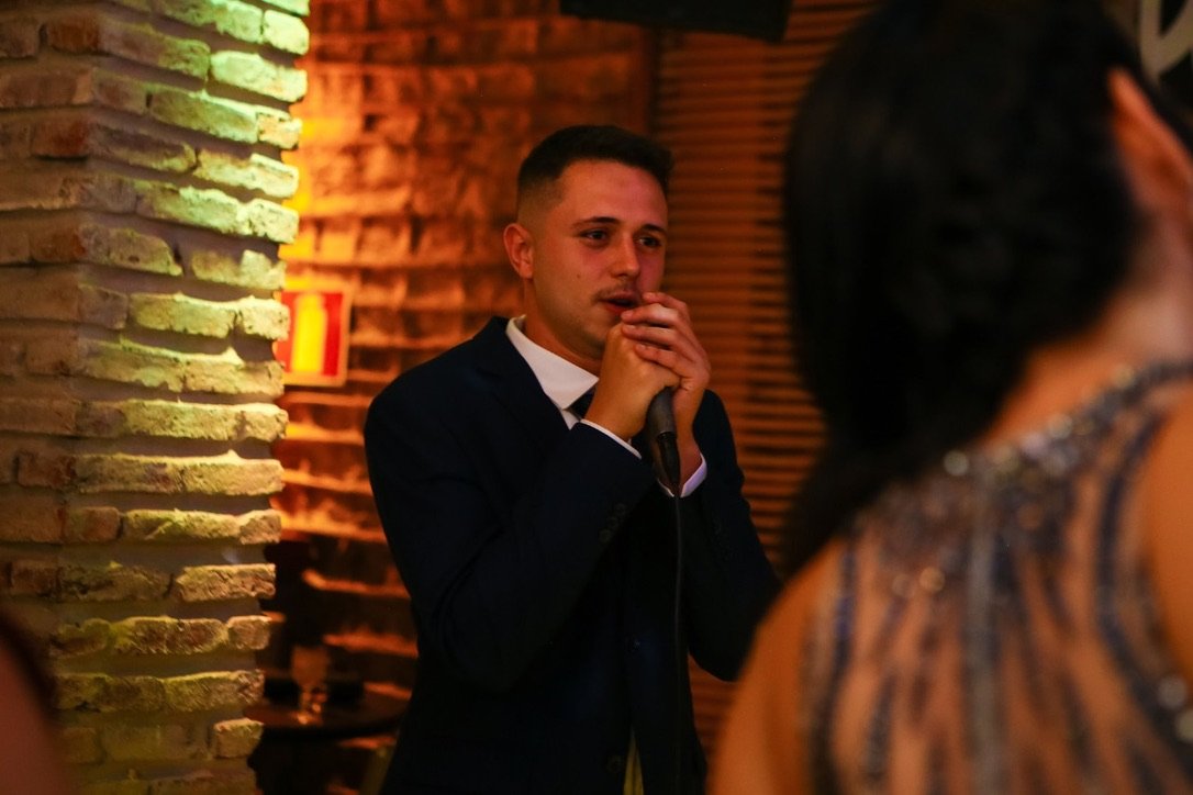 Henrique Alencar cantando em evento