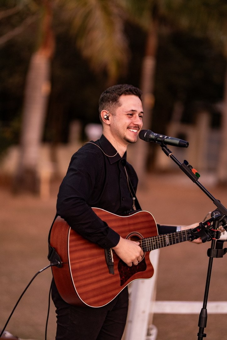 Henrique Alencar tocando violão ao ar livre