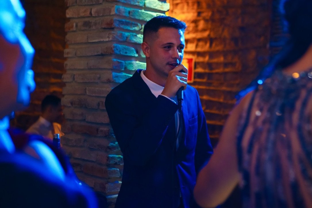 Henrique Alencar cantando em evento
